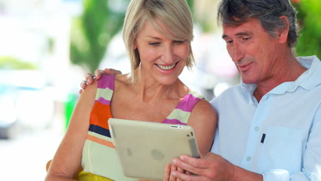Smiling-couple-using-a-tablet