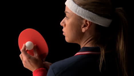 Jugadora-De-Ping-Pong-Femenina-Sosteniendo-Pelota-Y-Raqueta
