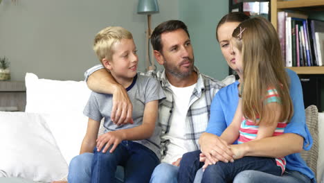 Süße-Familie-Im-Gespräch-Auf-Der-Couch-Sitzen