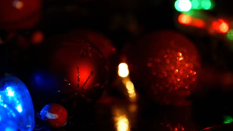 Blick-Auf-Weihnachtsdekorationen-Und-Beleuchtete-Girlanden