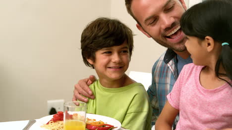 Glücklicher-Vater-Und-Kinder-Beim-Mittagessen