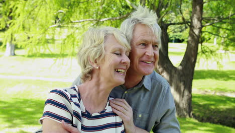 Pareja-Mayor-En-El-Parque