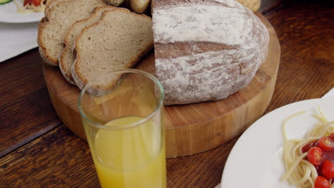 Mesa-Puesta-Para-Cenar-Con-Espaguetis-Y-Pan.