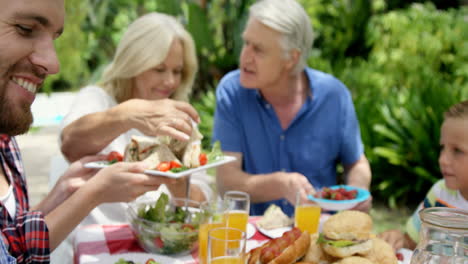 Familia-Feliz-Comiendo-Juntos-