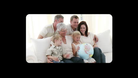 Mit-Der-Hand-Vertikal-Durch-Familienvideos-Auf-Einem-Tablet-Scrollen
