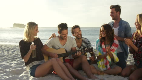 Amigos-Sentados-Y-Tocando-La-Guitarra