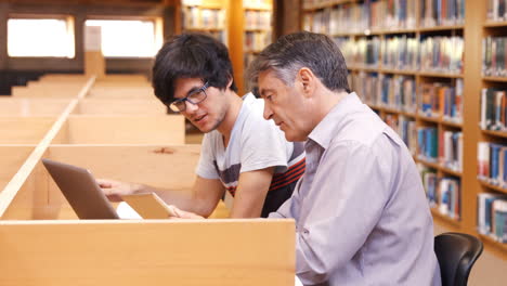 Estudiante-Usando-Laptop-En-La-Biblioteca