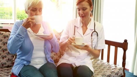 Krankenschwester-Und-älterer-Patient-Trinken-Gemeinsam-Kaffee