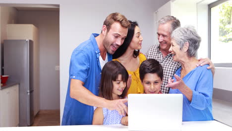 Familia-Feliz-Haciendo-Video-Chat-En-Una-Computadora-Portátil