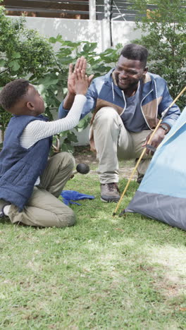 Vertikales-Video:-Vater-Und-Sohn,-Beide-Afroamerikaner,-Genießen-Das-Campen