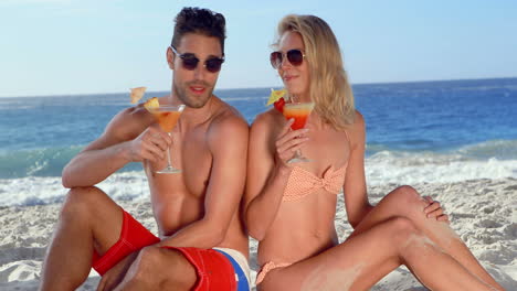 Happy-couple-drinking-cocktails