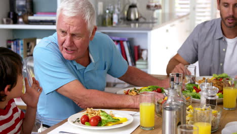 Vídeo-De-Una-Familia-Comiendo-Con-Los-Abuelos