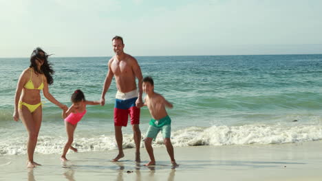 Familia-Feliz-Jugando-Con-Olas