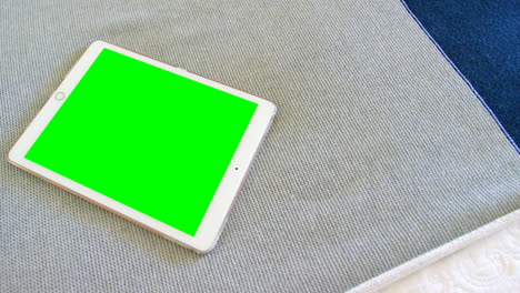 Nahaufnahme-Eines-Digitalen-Tablets-Auf-Dem-Tisch-Zu-Hause-4k