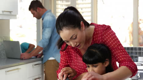 Mother-teaching-her-daughter-cutting-vegetables