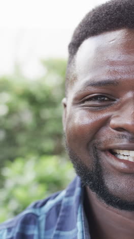 Vertikales-Video:-Lächelnder-Afroamerikanischer-Mann-Mittleren-Alters,-Nahaufnahme