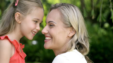 Retrato-De-Linda-Madre-E-Hija-Abrazándose-Y-Sonriendo-