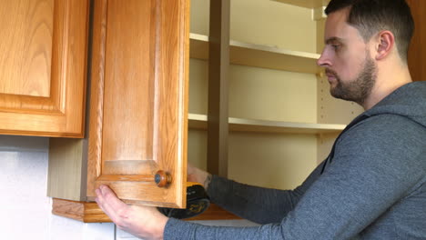 Mann-Repariert-Den-Schrank