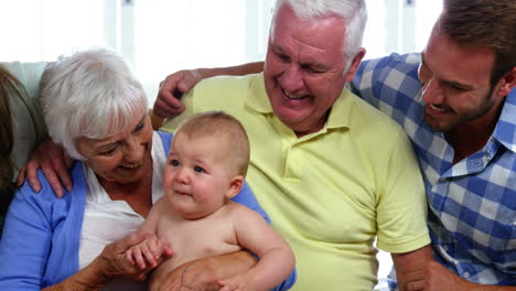 Glückliche-Familie-Lächelt-Und-Schaut-Das-Baby