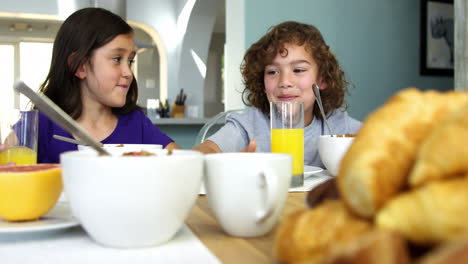 Children-are-eating-breakfast