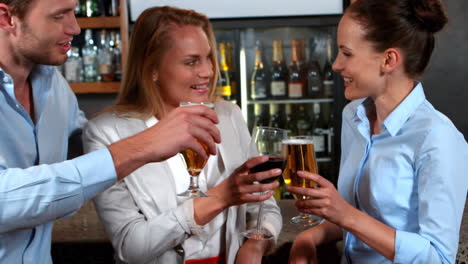 Business-people-having-a-drink-together-