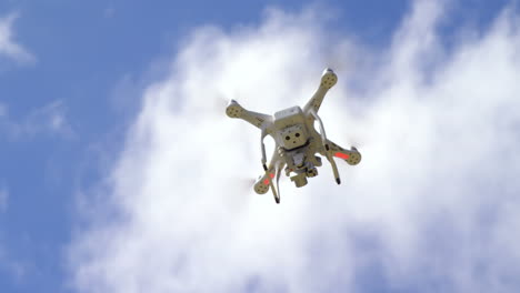 Un-Dron-Volando-En-El-Cielo-