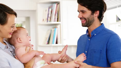 Glückliche-Familie-Spielt-Mit-Baby