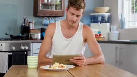 Hombre-Usando-Tableta-En-La-Cocina