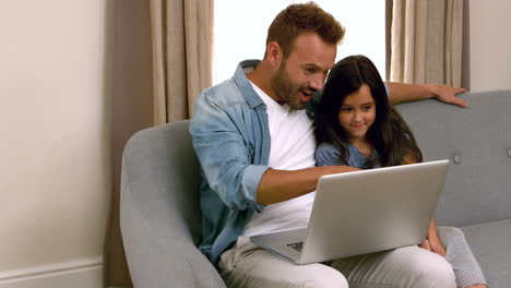 Glücklicher-Vater-Und-Tochter,-Die-Laptop-Auf-Dem-Sofa-Benutzen