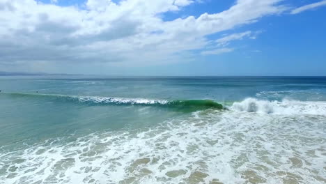 Maravillosa-Costa-Donde-La-Gente-Practica-Surf