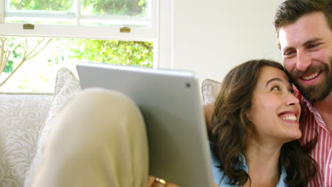 Couple-with-computer-tablet