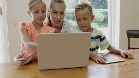 Madre-E-Hijos-Usando-Laptop-