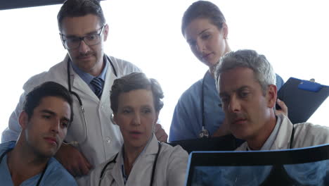 Medical-team-looking-at-Xray-scan