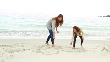 Mutter-Und-Tochter-Zeichnen-Im-Sand