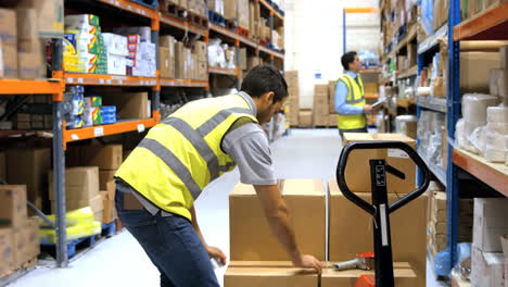 Trabajador-Sellando-Caja-De-Cartón-Con-Cinta-De-Embalaje