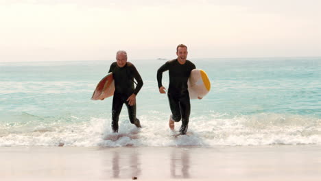 Männer-Mit-Surfbrettern-Laufen