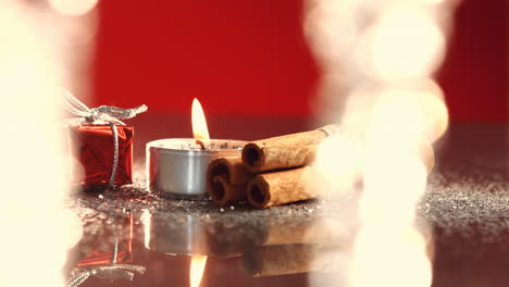Blick-Auf-Eine-Brennende-Kerze-Neben-Einem-Kleinen-Weihnachtsgeschenk
