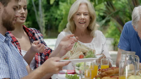 Familia-Feliz-Comiendo-Juntos-