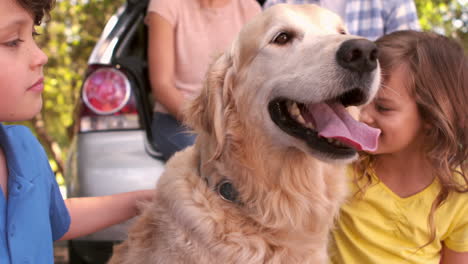 Familie-Mit-Hund-Im-Park