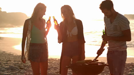 Amigos-Sonrientes-Haciendo-Barbacoa