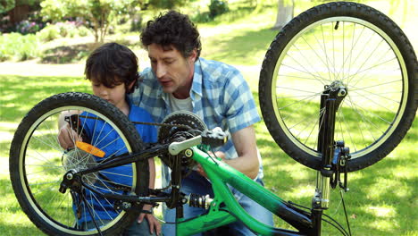 Padre-E-Hijo-Arreglando-Bicicleta