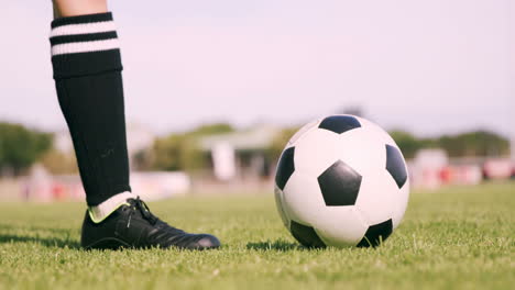 Jugador-De-Fútbol-Pateando-La-Pelota