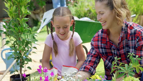 Madre-E-Hija-Haciendo-Jardinería-Juntas-