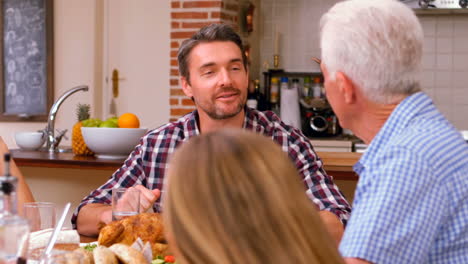 Linda-Familia-Hablando-Alrededor-De-La-Mesa