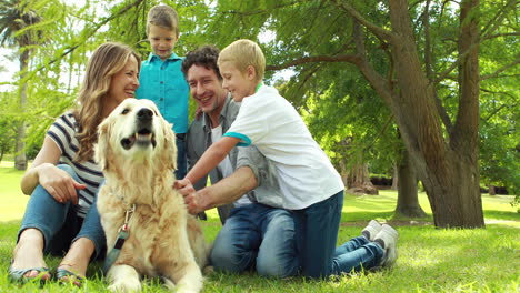 Familie-Mit-Hund-Im-Park