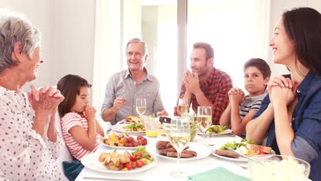 Familia-Orando-Antes-De-Almorzar