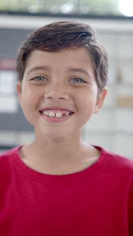 Vertikales-Video:-In-Der-Schule-Lächelt-Ein-Junger-Junge-Mit-Gemischter-Abstammung-Und-Hellbrauner-Haut