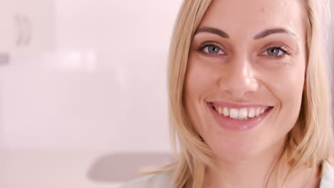 Close-up-on-a-woman-smiling