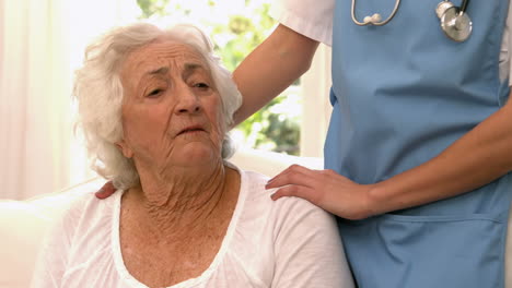 Worried-senior-woman-with-nurse