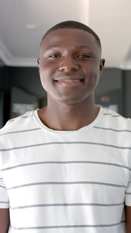 Vertikales-Video:-Ein-Junger-Afroamerikaner-Lächelt-In-Die-Kamera